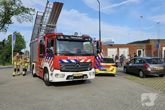Brandweer bevrijdt jongen vast in hek