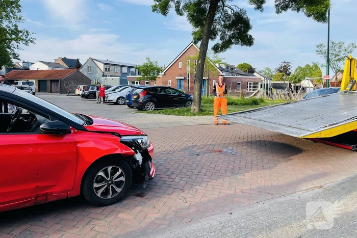 Bestuurster slaat met auto op zijn kant