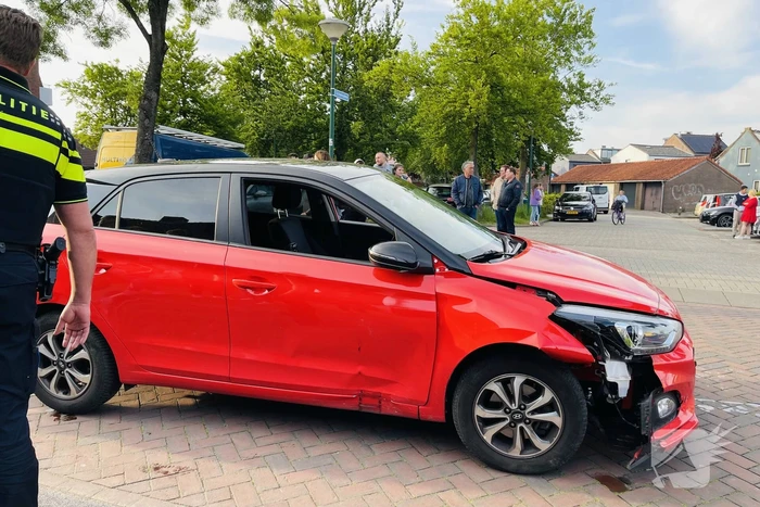 Bestuurster slaat met auto op zijn kant