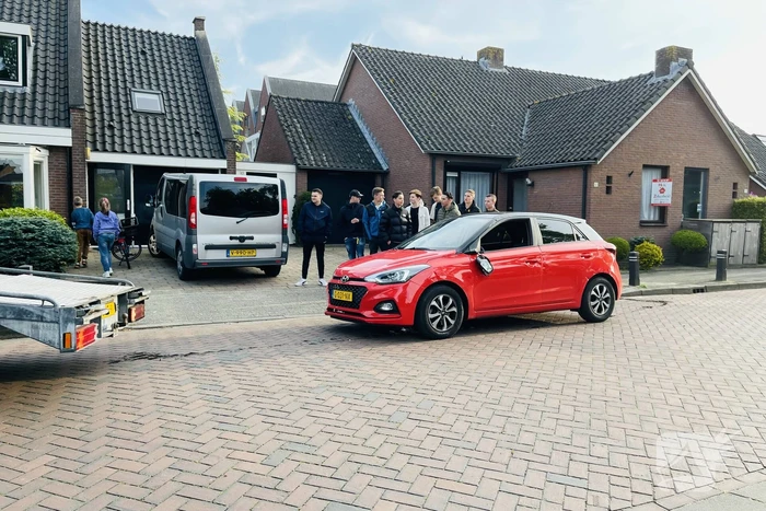 Bestuurster slaat met auto op zijn kant