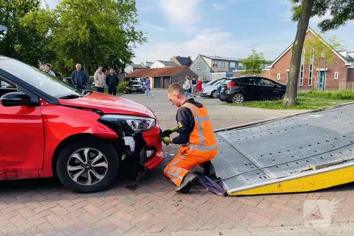 Bestuurster slaat met auto op zijn kant