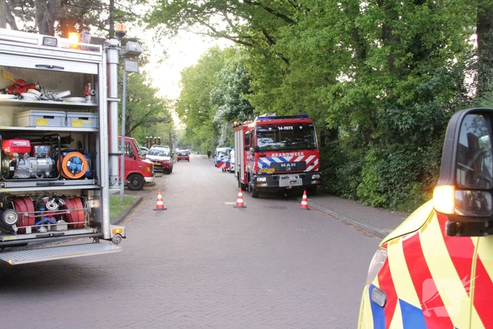 Bestuurster belandt met auto in voortuin
