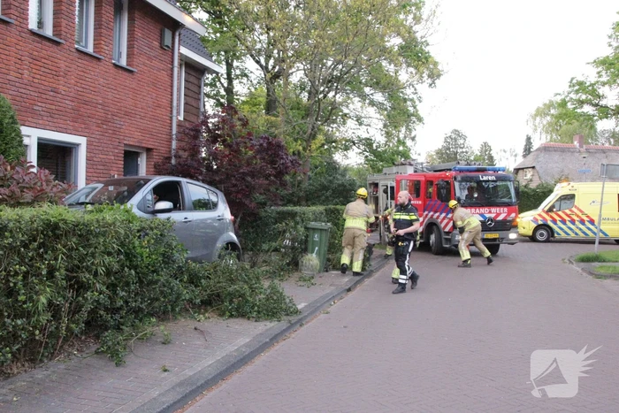 Bestuurster belandt met auto in voortuin