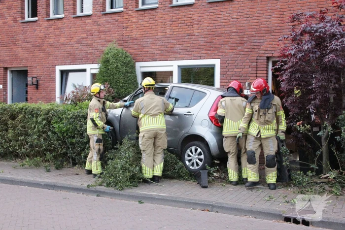 Bestuurster belandt met auto in voortuin