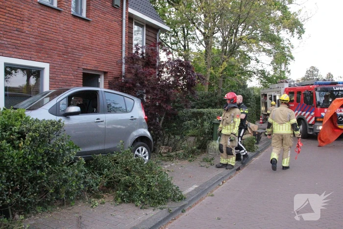 Bestuurster belandt met auto in voortuin