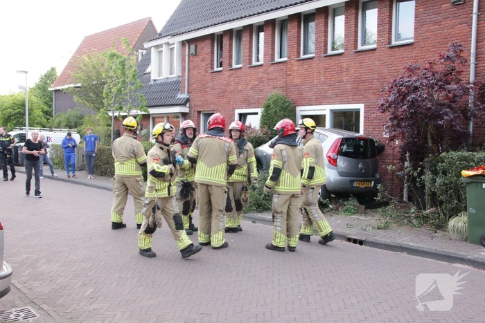 Bestuurster belandt met auto in voortuin
