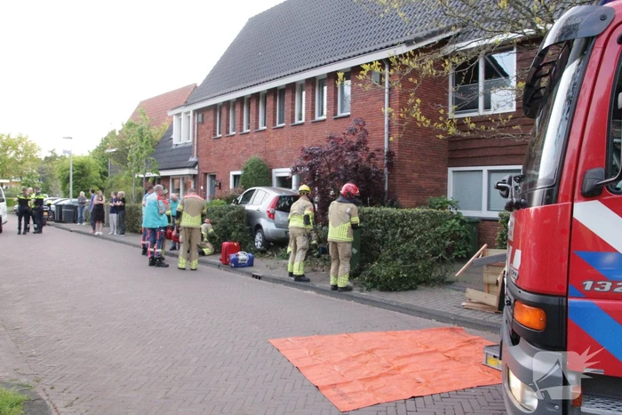 Bestuurster belandt met auto in voortuin