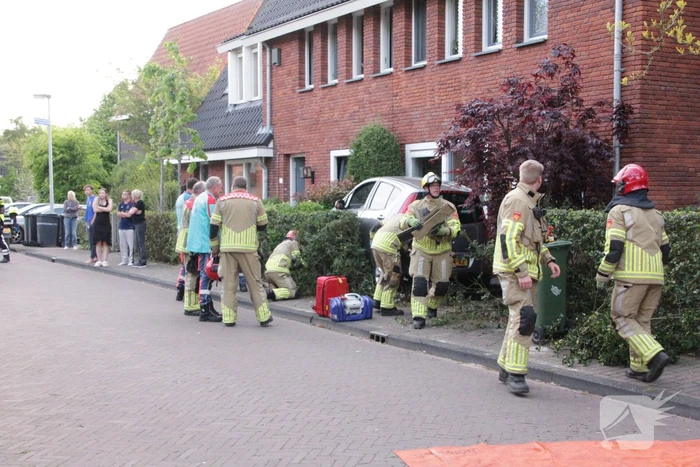 Bestuurster belandt met auto in voortuin