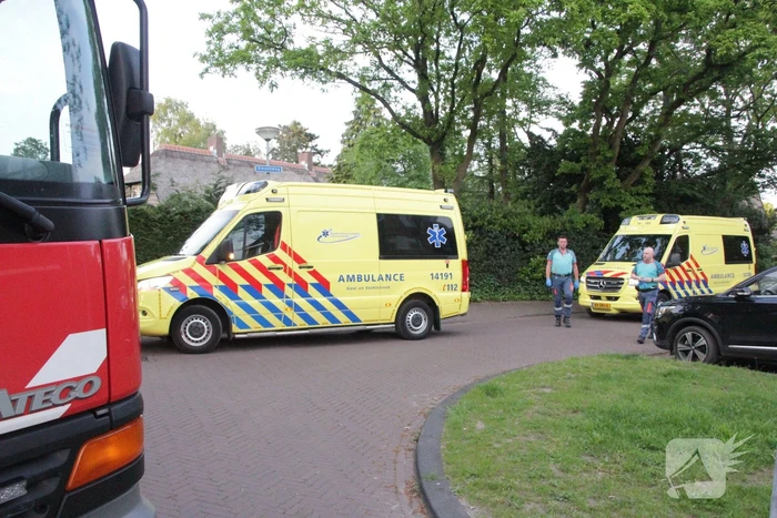 Bestuurster belandt met auto in voortuin