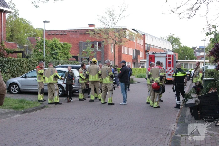 Bestuurster belandt met auto in voortuin