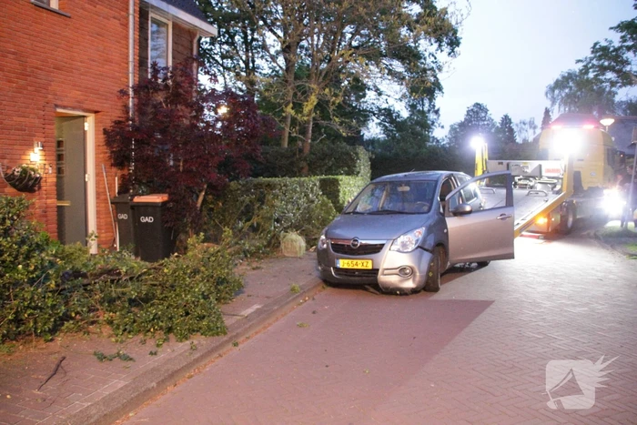 Bestuurster belandt met auto in voortuin