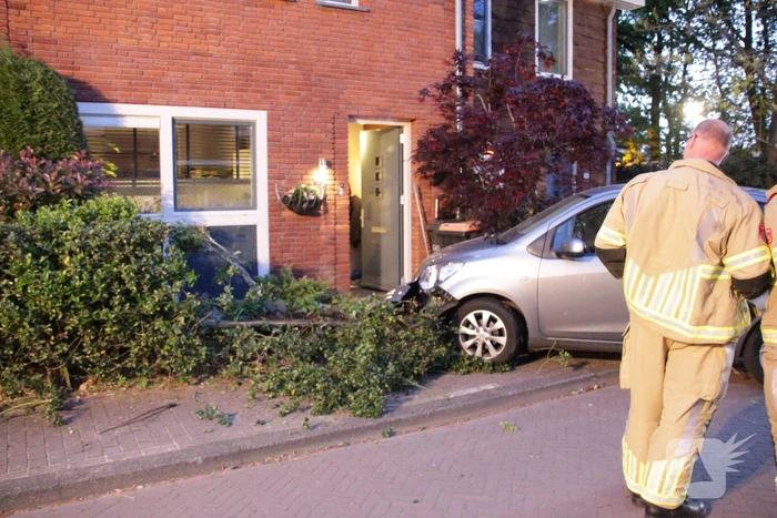 Bestuurster belandt met auto in voortuin