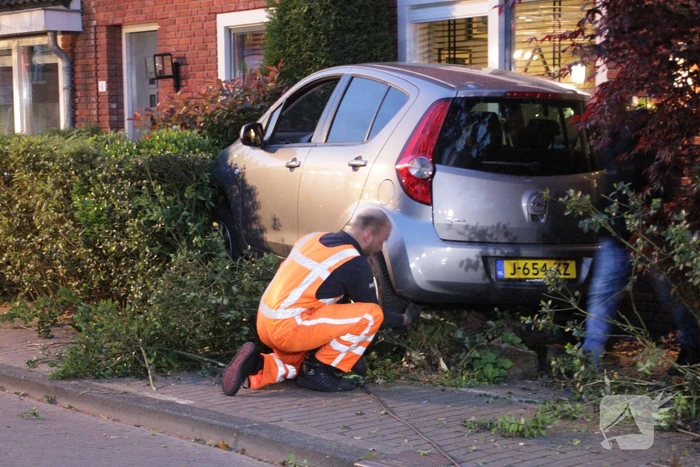 Bestuurster belandt met auto in voortuin