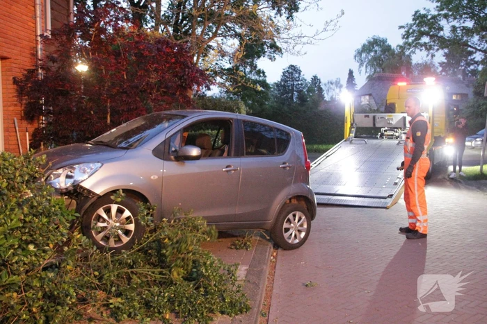 Bestuurster belandt met auto in voortuin