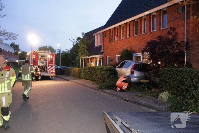 Bestuurster belandt met auto in voortuin