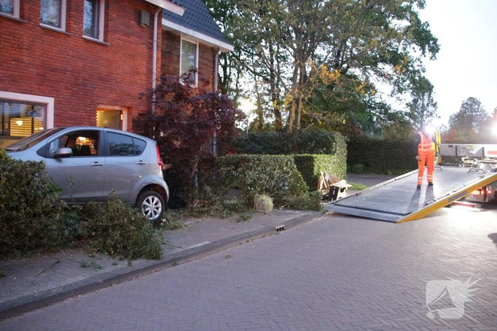 Bestuurster belandt met auto in voortuin