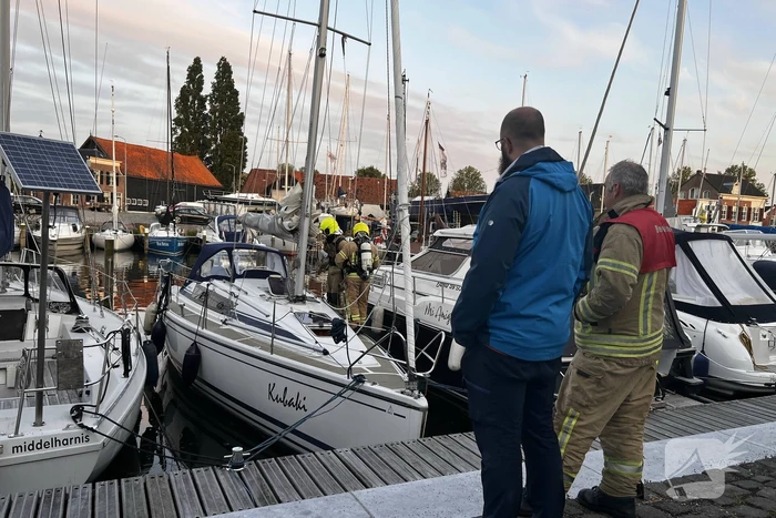 Brandweer onderzoekt hinderlijke lucht op vaartuig