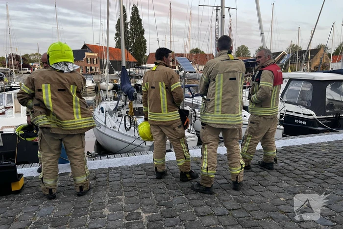 Brandweer onderzoekt hinderlijke lucht op vaartuig