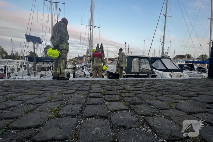 Brandweer onderzoekt hinderlijke lucht op vaartuig