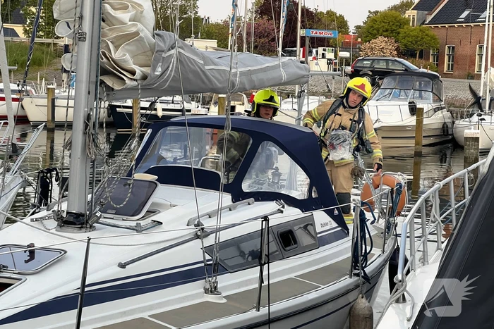 Brandweer onderzoekt hinderlijke lucht op vaartuig