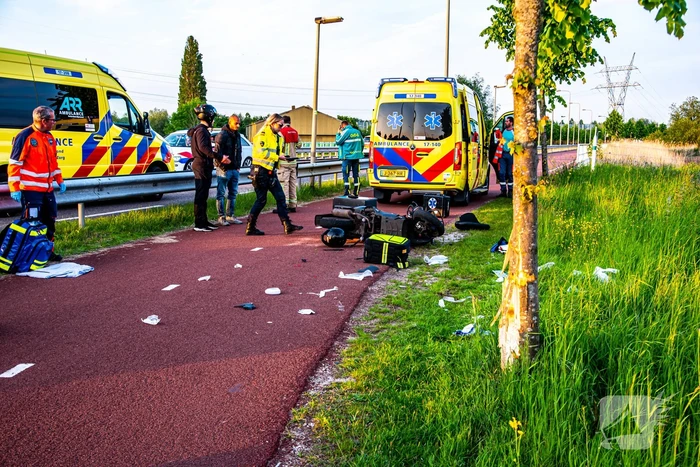 Scooterrijder ernstig gewond na frontale botsing tegen boom