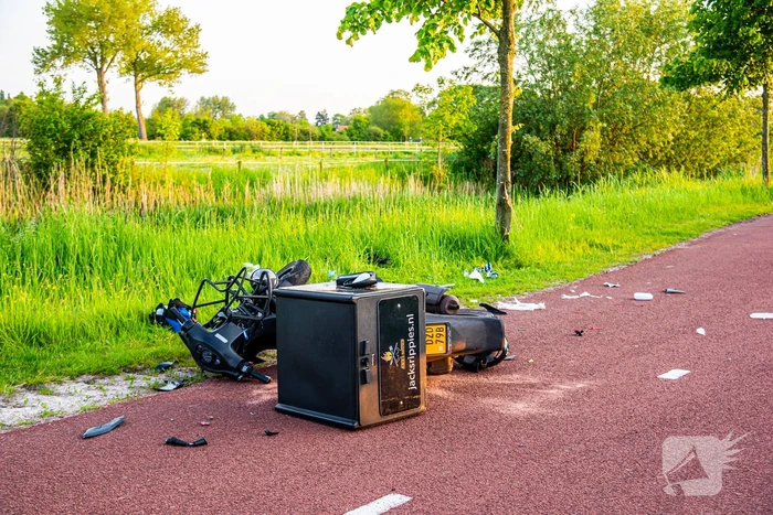 Scooterrijder ernstig gewond na frontale botsing tegen boom