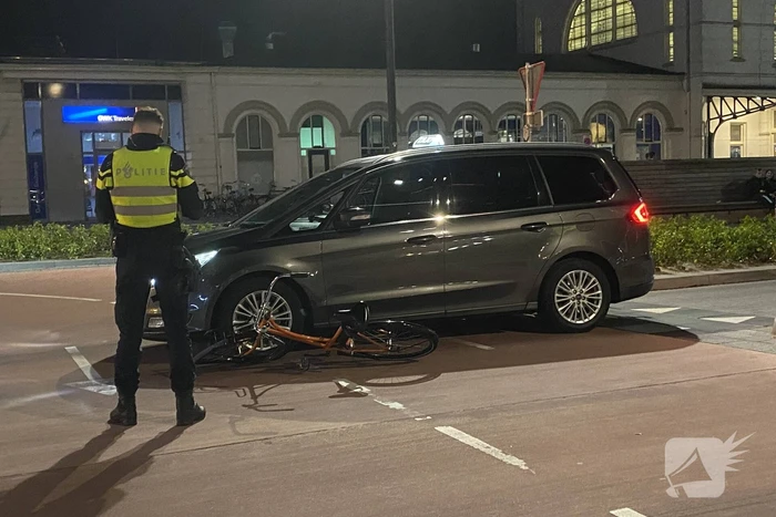 Fietser rijdt tegen taxi aan