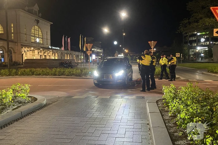 Fietser rijdt tegen taxi aan