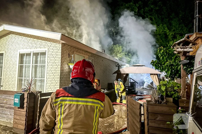Felle brand verwoest woonwagen
