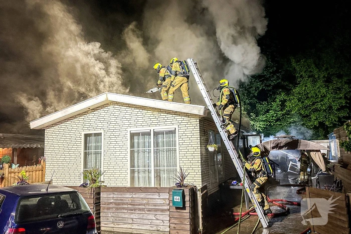 Felle brand verwoest woonwagen