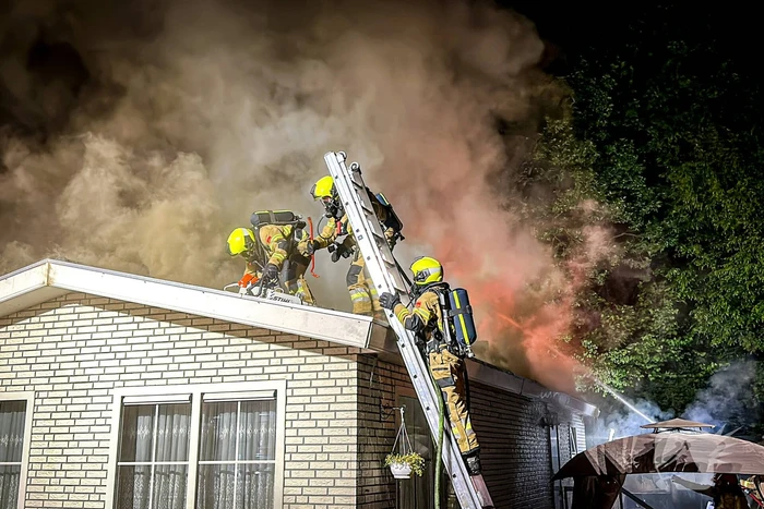 Felle brand verwoest woonwagen