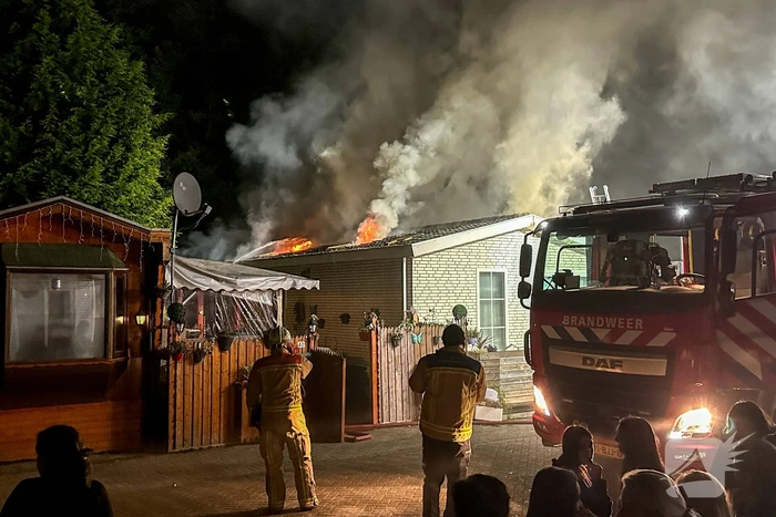 Felle brand verwoest woonwagen