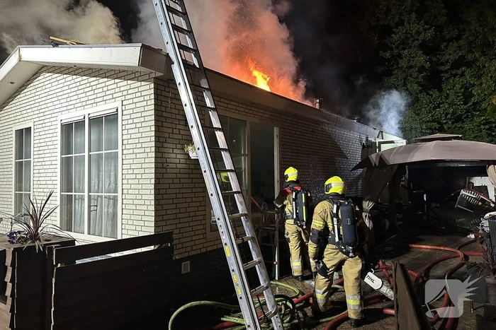 Felle brand verwoest woonwagen