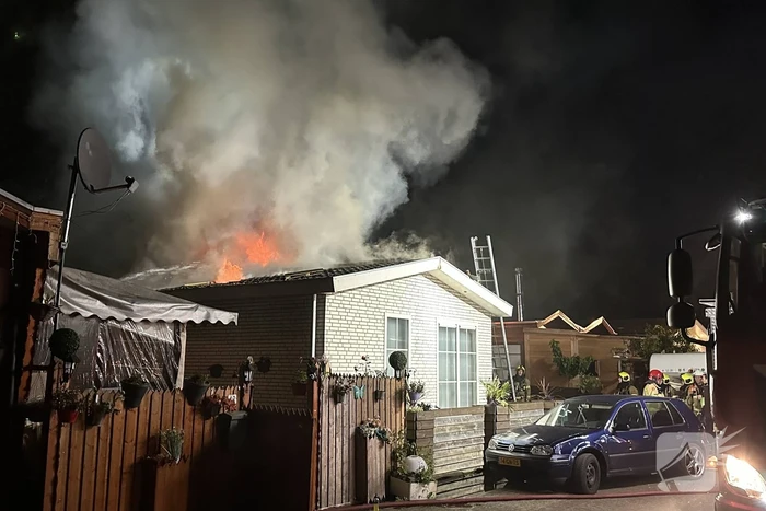 Felle brand verwoest woonwagen