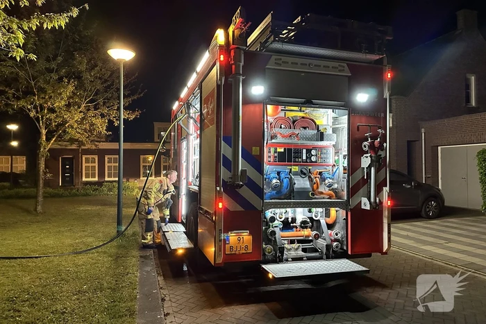 Brandweer blust schuurbrand