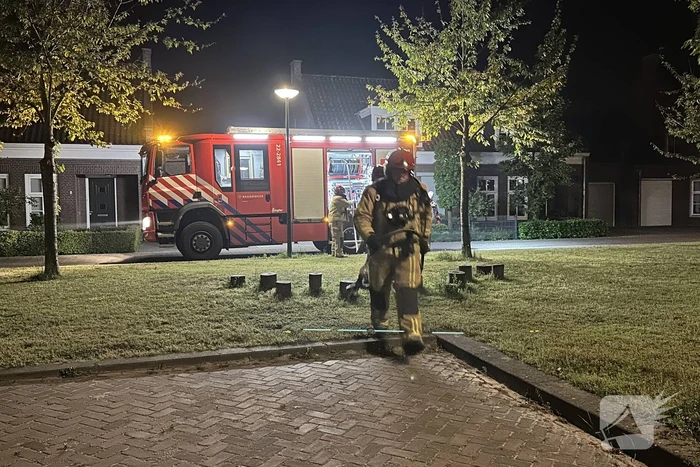 Brandweer blust schuurbrand