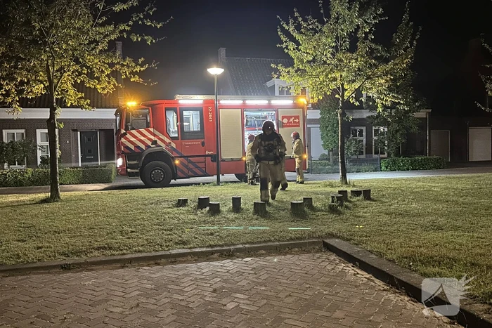 Brandweer blust schuurbrand