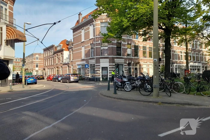 Vrachtwagen met kraan rijdt bovenleiding van tram kapot