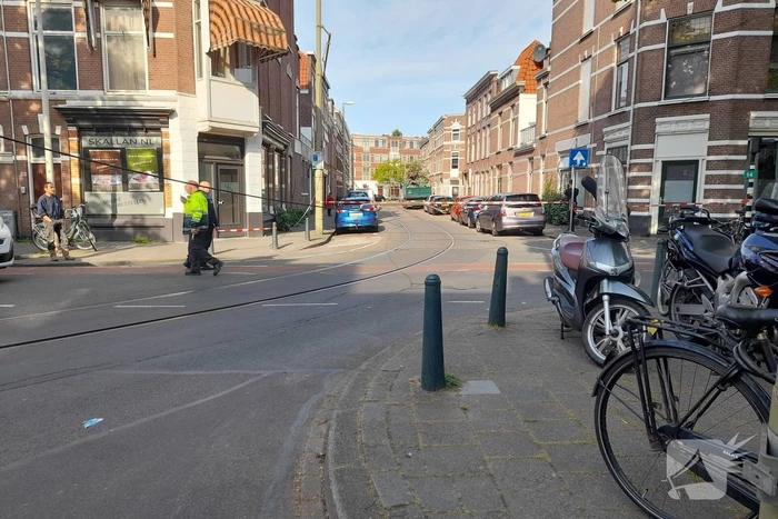 Vrachtwagen met kraan rijdt bovenleiding van tram kapot