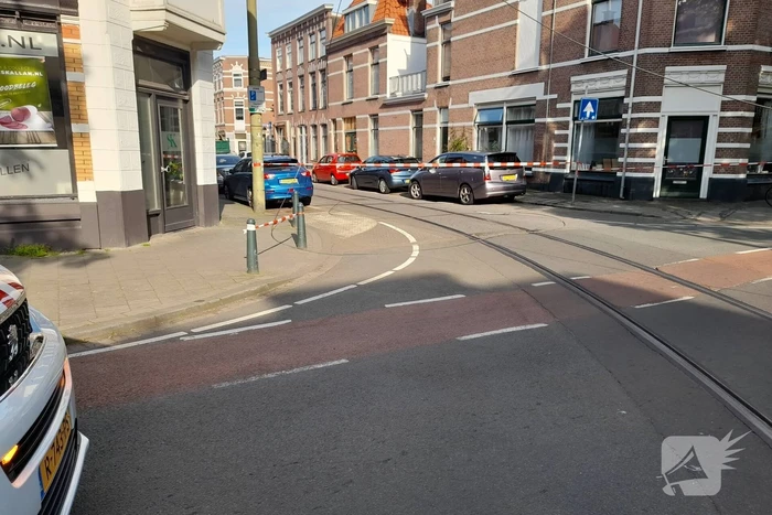 Vrachtwagen met kraan rijdt bovenleiding van tram kapot
