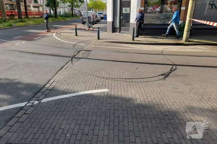 Vrachtwagen met kraan rijdt bovenleiding van tram kapot