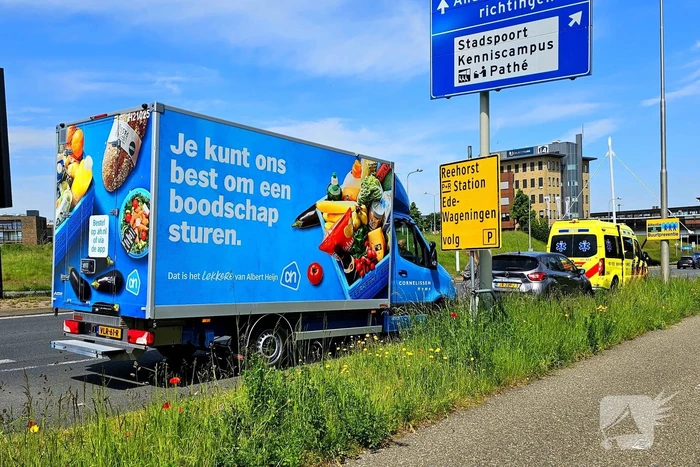 Bakwagen en personenauto betrokken bij kettingbotsing
