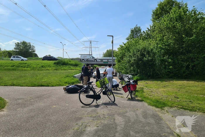Scooterrijder en fietser frontaal in botsing