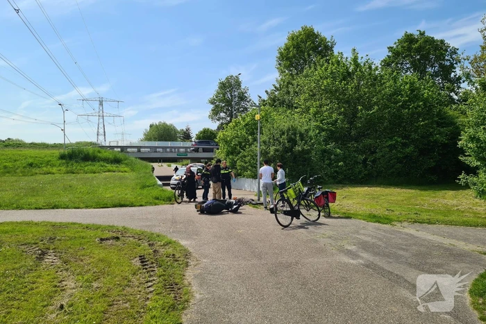 Scooterrijder en fietser frontaal in botsing