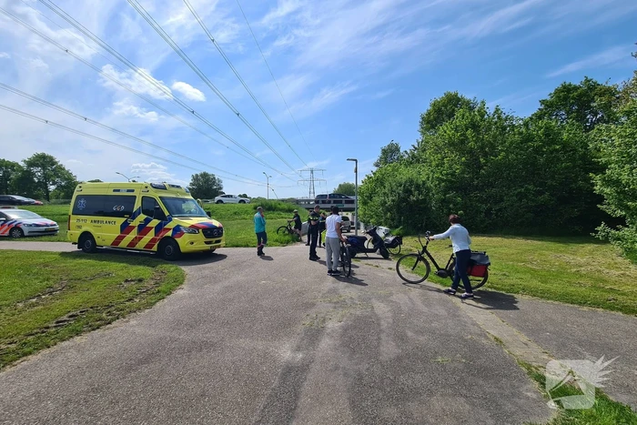 Scooterrijder en fietser frontaal in botsing