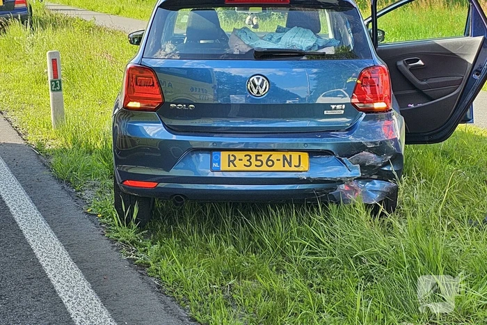 Kinderen nagekeken na kop-staartbotsing