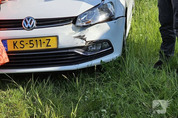 Kinderen nagekeken na kop-staartbotsing