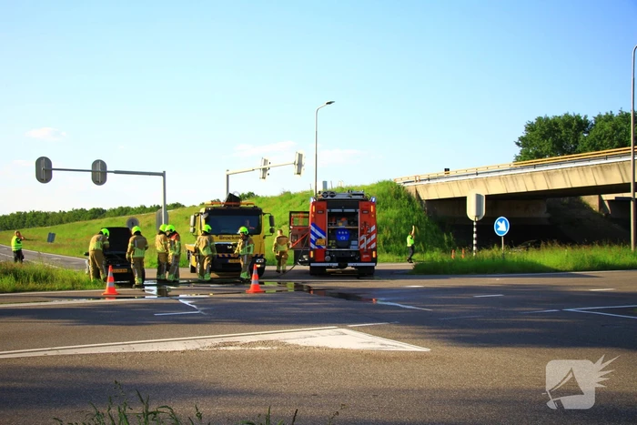 Auto vliegt in brand op afrit, politie houdt bestuurder aan