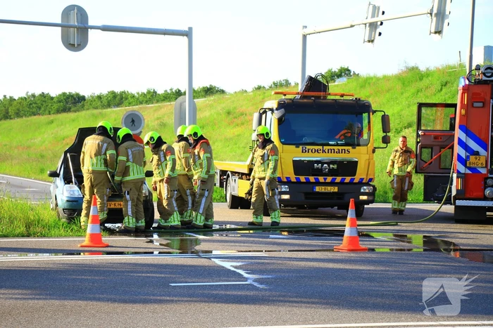 Auto vliegt in brand op afrit, politie houdt bestuurder aan