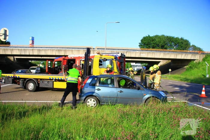Auto vliegt in brand op afrit, politie houdt bestuurder aan